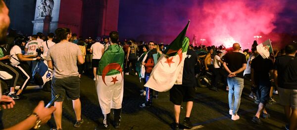 Алжирден Францияга келгендер Париждин борборунда башаламандык уюштуруп, дүкөндөрдү тоноду Алжирден Францияга келгендер Париждин борборунда башаламандык уюштуруп, дүкөндөрдү тоноду - Sputnik Кыргызстан