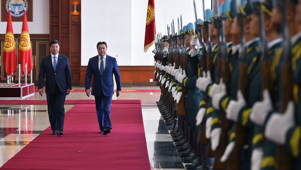 Премьер-министр Кыргызстана Мухаммедкалый Абылгазиев встречает премьер-министра Казахстана Аскара Мамина, прибывшего в КР с официальным визитом - Sputnik Кыргызстан