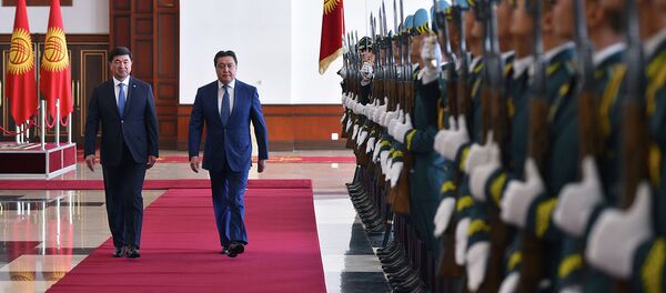 Премьер-министр Кыргызстана Мухаммедкалый Абылгазиев встречает премьер-министра Казахстана Аскара Мамина, прибывшего в КР с официальным визитом - Sputnik Кыргызстан