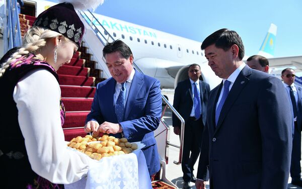 В международном аэропорту Манас его встретил премьер-министр Мухаммедкалый Абылгазиев - Sputnik Кыргызстан