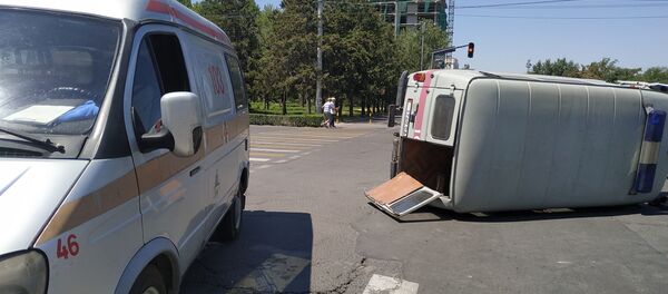 Бишкектин чок ортосунда Тез жардам унаасы Mercedes үлгүсүндөгү жеңил авто менен кагышып, оодарылып кетти - Sputnik Кыргызстан