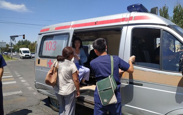 В результате ДТП пострадала сотрудница скорой помощи — согласно предварительным данным, у нее перелом руки - Sputnik Кыргызстан