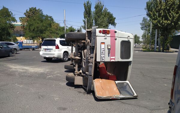 В центре Бишкека опрокинулась машина скорой медицинской помощи марки УАЗ в результате столкновения с другим автомобилем - Sputnik Кыргызстан