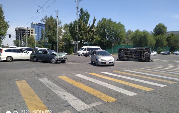Бишкектин чок ортосунда Тез жардам унаасы Mercedes үлгүсүндөгү жеңил авто менен кагышып, оодарылып кетти - Sputnik Кыргызстан