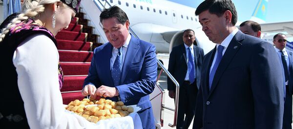 Девушки с цветами и боорсоками — как встретили премьера Казахстана. Видео - Sputnik Кыргызстан