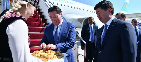 Гүл кучактап, боорсок көтөргөн кыздар. Казак премьерин тосуп алган видео - Sputnik Кыргызстан