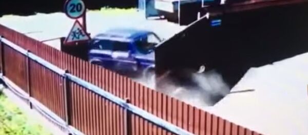 Угонщик хотел пробить ворота по-голливудски, но потерпел фиаско. Видео - Sputnik Кыргызстан