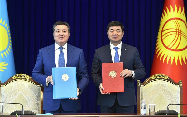 По итогам официального визита премьер-министра Казахстана Аскара Мамина в Кыргызстан подписано девять документов - Sputnik Кыргызстан