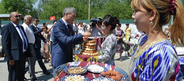 Өкмөттүн Баткен облусундагы ыйгарым укуктуу өкүлү Акрам Мадумаров баштаган делегация Өзбекстанда өткөн Улуу Жибек Жолу маданий музыкалык-фольклордук фестивалынын салтанаттуу ачылышына катышты - Sputnik Кыргызстан