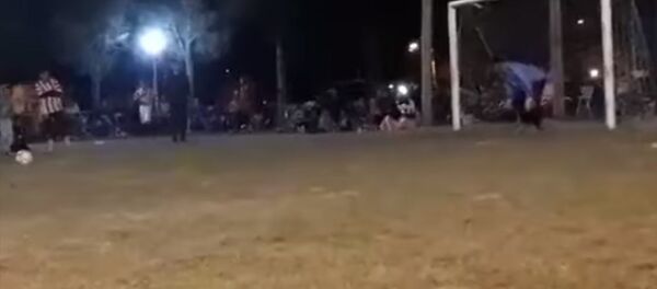 Вратарь отбил пенальти грудью и умер на поле — момент попал на видео - Sputnik Кыргызстан