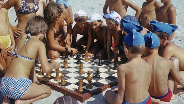 Дети играют в шахматы на пляже. Архивное фото - Sputnik Кыргызстан