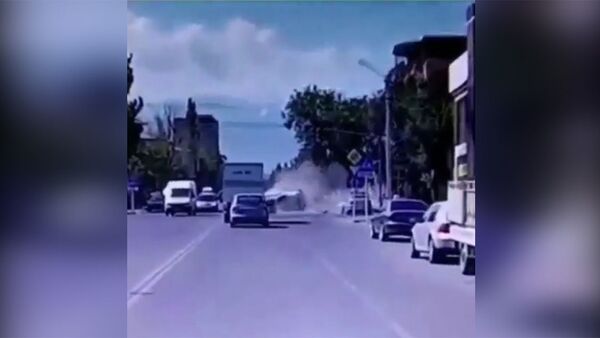 Момент ДТП с милицейской машиной в Бишкеке попало на видео - Sputnik Кыргызстан