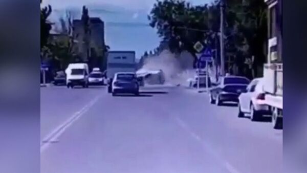 Бишкек: милициянын унаасы жолтандабасты аңтара сүзгөнү видеого түшүп калган - Sputnik Кыргызстан