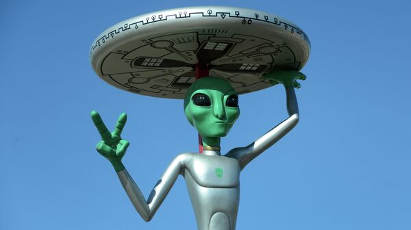 Статуя инопланетянина на стоянке в Калифорнии. Архивное фото - Sputnik Кыргызстан
