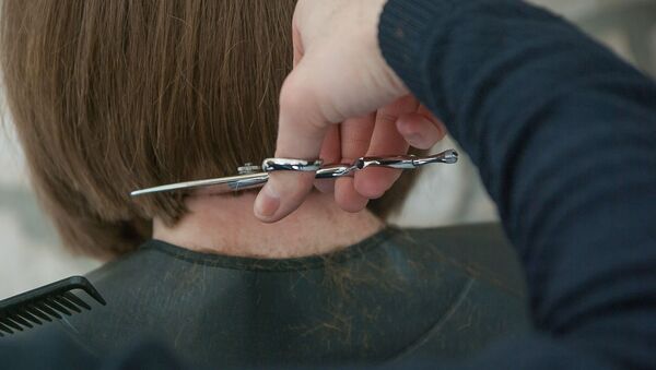Парикмахер стрижет волосы девушке. Архивное фото - Sputnik Кыргызстан