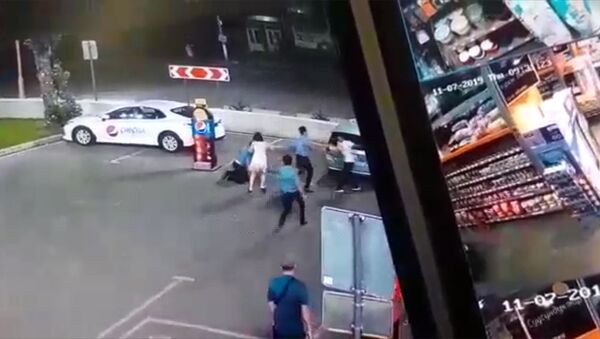 На видео попала драка парня и охранника супермаркета в Оше - Sputnik Кыргызстан