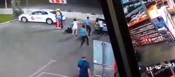 На видео попала драка парня и охранника супермаркета в Оше - Sputnik Кыргызстан