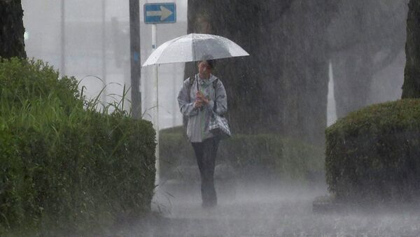 Девушка идет сквозь сильный дождь. Архивное фото - Sputnik Кыргызстан