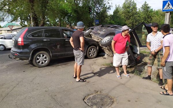 По его словам, авария произошла вчера, 13 июля, в 17:00 на пересечении проспекта Жибек Жолу и улицы Орозбекова. - Sputnik Кыргызстан