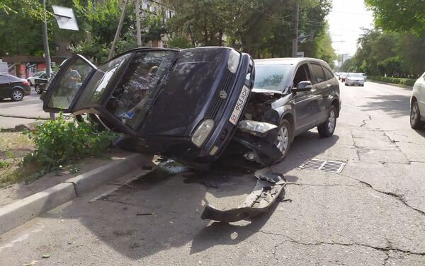 На кадрах видно, что один из автомобилей упал на бок после столкновения. - Sputnik Кыргызстан