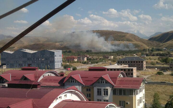 На юге Бишкека горит сухотравье - Sputnik Кыргызстан