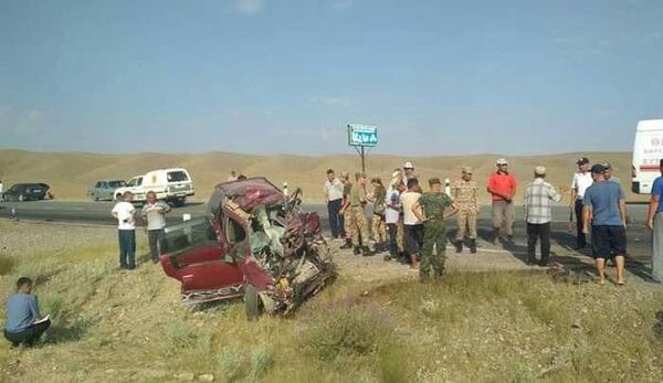 ДТП произошло в воскресенье, 14 июля, примерно в 08:30 столкнулись автомобиль марки Honda Odyssey грузовой автомобиль марки Howo. - Sputnik Кыргызстан
