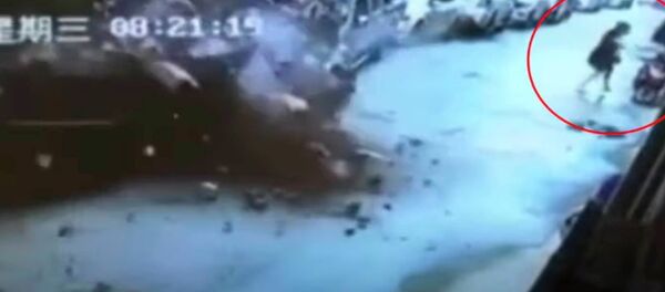 Стена на улице внезапно рухнула, но женщина чудом спаслась — видео - Sputnik Кыргызстан