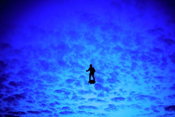 Франциялык ойлоп табуучу Френки Запат Париж асманында ховербод менен учуп жүрөт. Бастилиянын алынган күнүн белгилөө майрамында - Sputnik Кыргызстан
