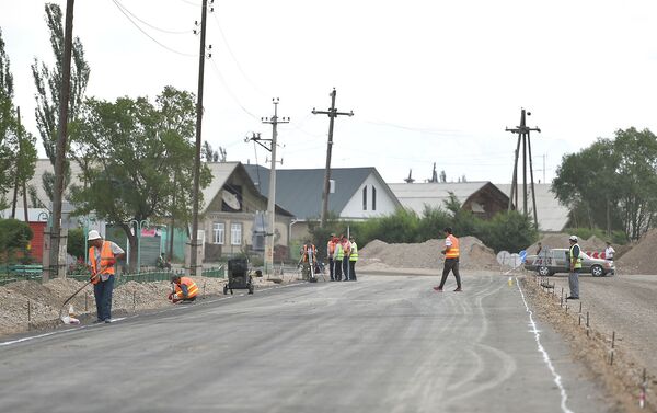 По его словам, на строительство трассы требуется порядка 500 миллионов сомов, которые не были предусмотрены в предварительном проекте реконструкции. - Sputnik Кыргызстан