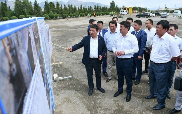 Премьер-министр Мухаммедкалый Абылгазиев ознакомился с ходом строительства. - Sputnik Кыргызстан