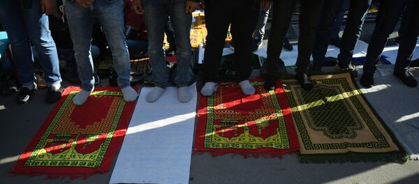 Намаз окуп жаткан адамдар. Архив Намаз окуп жаткан адамдар. Архив - Sputnik Кыргызстан