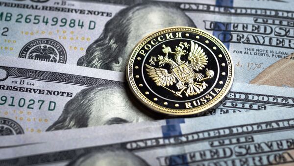 Купюры американских долларов и монета с гербом Российской Федерации - Sputnik Кыргызстан