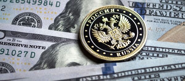 Купюры американских долларов и монета с гербом Российской Федерации - Sputnik Кыргызстан