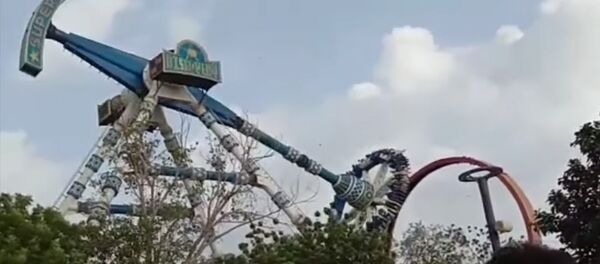 Аттракцион экиге бөлүнүп кулады. Индиядагы адам өмүрүн алган кырсыктын видеосу Аттракцион экиге бөлүнүп кулады. Индиядагы адам өмүрүн алган кырсыктын видеосу - Sputnik Кыргызстан