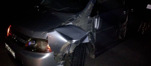 Бишкекке жакын жерден Howo үлгүсүндөгү автоунаанын айдоочусу жол жээгинде токтоп турган алты автоунааны каптал жагынан сүрдүрүп кетти Бишкекке жакын жерден Howo үлгүсүндөгү автоунаанын айдоочусу жол жээгинде токтоп турган алты автоунааны каптал жагынан сүрдүрүп кетти - Sputnik Кыргызстан