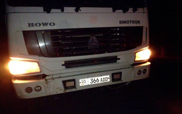  Недалеко от Бишкека грузовой автомобиль Howo протаранил шесть проезжающих машин и скрылся - Sputnik Кыргызстан
