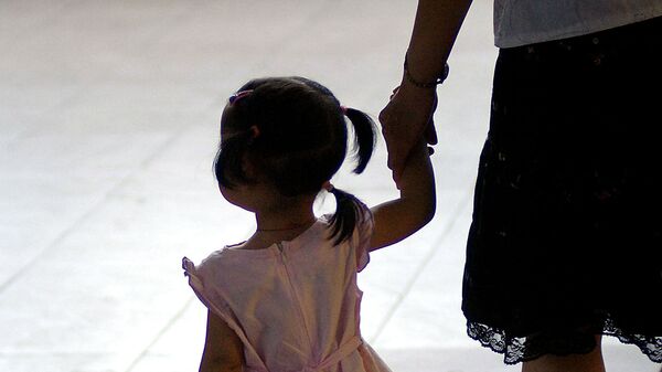 Женщина держит девочку за руки. Архивное фото - Sputnik Кыргызстан