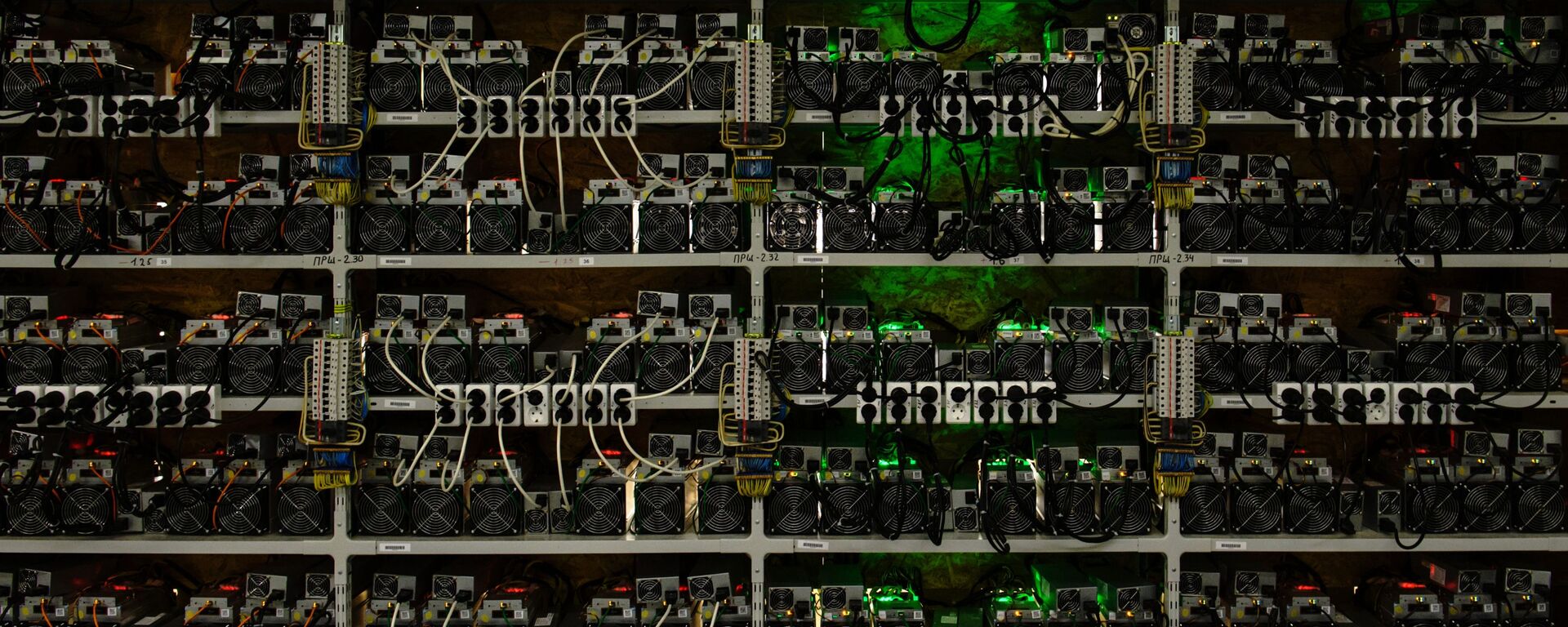 Майнинг-фермала. Архив - Sputnik Кыргызстан, 1920, 14.11.2025