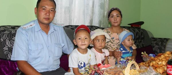 В Кадамджайском районе в селе Мин-Чынар для участкового Чырмаша Усен уулу построили трехкомнатный дом со служебным помещением В Кадамджайском районе в селе Мин-Чынар для участкового Чырмаша Усен уулу построили трехкомнатный дом со служебным помещением - Sputnik Кыргызстан