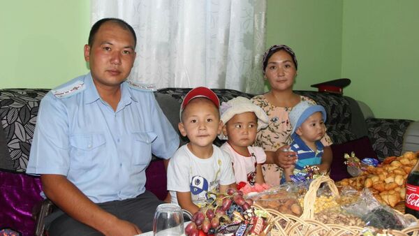 В Кадамджайском районе в селе Мин-Чынар для участкового Чырмаша Усен уулу построили трехкомнатный дом со служебным помещением - Sputnik Кыргызстан