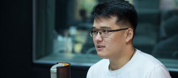 Киберспортсмен Бакыт Эмильжанов во время интервью Киберспортсмен Бакыт Эмильжанов во время интервью - Sputnik Кыргызстан