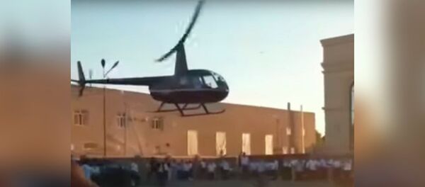 Казахские молодожены прилетели на свадьбу на вертолете — пилота наказали. Видео - Sputnik Кыргызстан