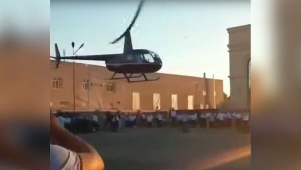 Казахские молодожены прилетели на свадьбу на вертолете — пилота наказали. Видео - Sputnik Кыргызстан