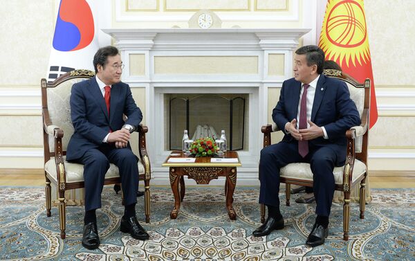 Президент Кыргызстана Сооронбай Жээнбеков встретился с премьер-министром Южной Кореи Ли Нак Ёном, прибывшим накануне в Бишкек с официальным визитом - Sputnik Кыргызстан