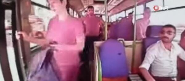 Девушка вышла из движущегося автобуса и погибла под колесами. Видео из Турции - Sputnik Кыргызстан