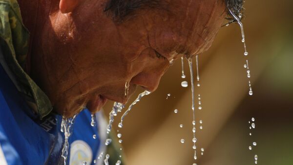 Мужчина умывается холодной водой в жару. Архивное фото - Sputnik Кыргызстан
