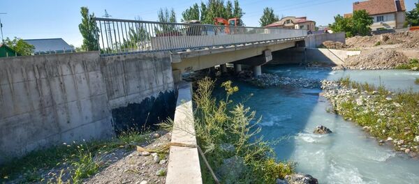 Бишкектеги Токтоналиев көчөсүнө салынып жаткан көпүрө бүтүү алдында турат. Бишкектеги Токтоналиев көчөсүнө салынып жаткан көпүрө бүтүү алдында турат. - Sputnik Кыргызстан