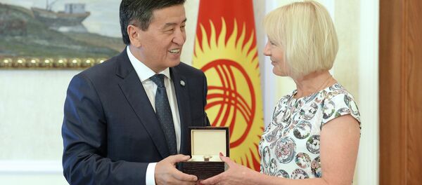 Президент Сооронбай Жээнбеков СССР спортунун эмгек сиңирген чебери, узундукка секирүү боюнча олимпиада чемпиону, Кыргызстанда төрөлгөн Татьяна Колпакова менен жолугушту. Президент Сооронбай Жээнбеков СССР спортунун эмгек сиңирген чебери, узундукка секирүү боюнча олимпиада чемпиону, Кыргызстанда төрөлгөн Татьяна Колпакова менен жолугушту. - Sputnik Кыргызстан