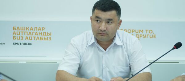 Мамлекеттик каттоо кызматынын Унаа мамлекеттик мекемесинин директорунун орун басары Усеин Касмалиев. Архив - Sputnik Кыргызстан