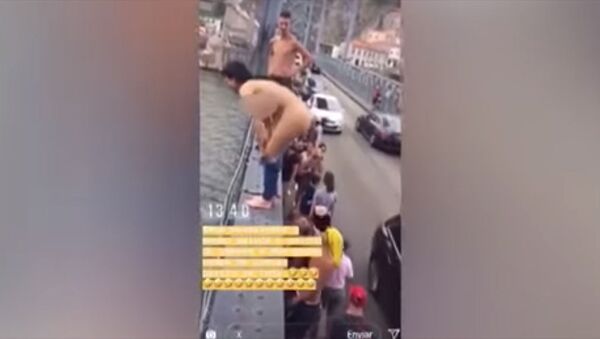 Обнаженная девушка прыгнула в воду с моста высотой 45 метров — видео - Sputnik Кыргызстан